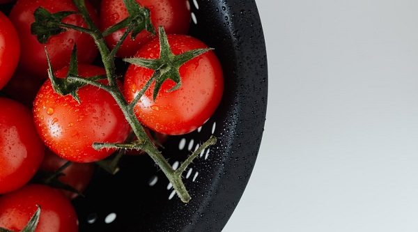 Trong cà chua có chứa lượng flavonoids dồi dào hỗ trợ cân bằng hoocmon