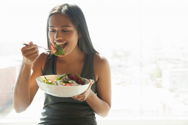 Chế độ ăn đầy đủ thực phẩm cân bằng nội tiết tố nữ giúp cơ thể sản xuất nội tiết tố trơn tru và đều đặn