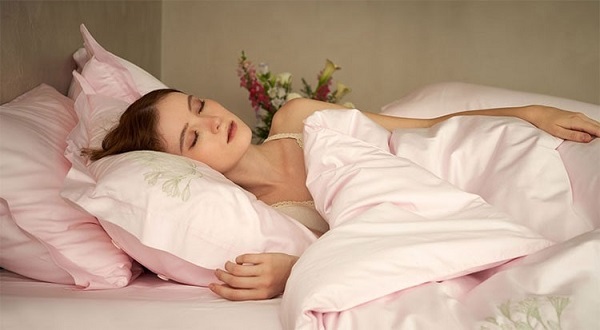 Ngủ đủ giấc là phương pháp hiệu quả giúp cân bằng nồng độ Estrogen sau sinh